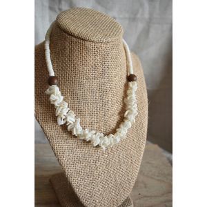 Vintage White Coconut and Seashell Necklace 17"
